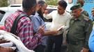 مدير عام التواهي ومدير مكتب النقل بعدن يدشنان حملة لتنظيم الفرزات ومواقف المواصلات بالمديرية ...