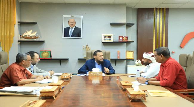 محافظ عدن يناقش مع مدير عام مكتب الواجبات الزكوية آليات تعزيز الإيرادات وتحسين الأداء ...