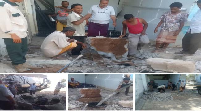 مؤسسة مياه عدن تنفذ حملة فتح انسدادات وتصفية شبكة الصرف الصحي بحي السفارات بخور مكسر ...