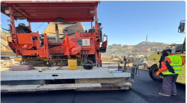 صندوق صيانة الطرق يواصل تنفيذ أعمال الأسفلت في مشروع سوق السلام بلحج ...