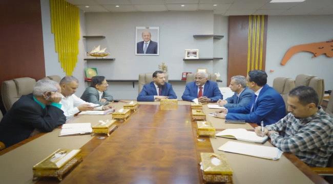 باسلمة وشيخ يناقشان تعزيز كفاءة العمل الإداري وتمكين السلطة المحلية بعدن ...