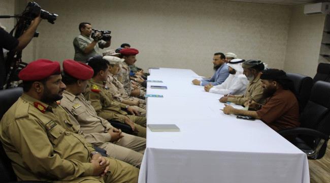 قيادة السلطة المحلية بعدن والتحالف العربي يناقشان إعادة تموضع المعسكرات خارج نطاق العاصمة عدن ...