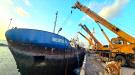 انتشال ثاني أكبر سفينة غارقة في ميناء الاصطياد السمكي بعدن تمهيدًا لإعادة تشغيله ...
