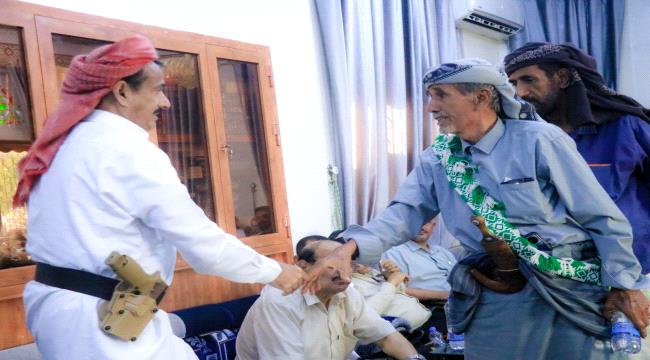 محافظ شبوة ينجح في إنهاء قضية قبلية بين الإخوة الطواسل ويواصل جهود إصلاح ذات البين ...