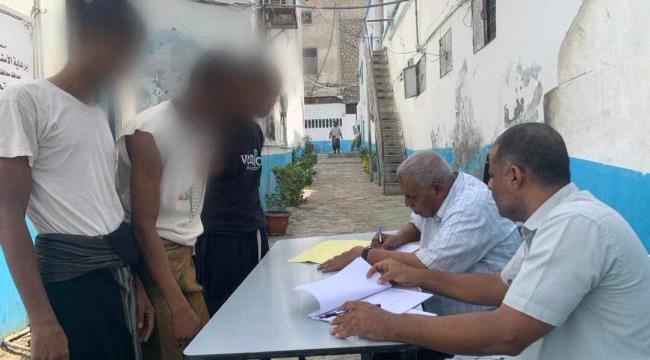 وكيل نيابة شرق المكلا يتفقد أوضاع المحتجزين في حجز الأمن ...