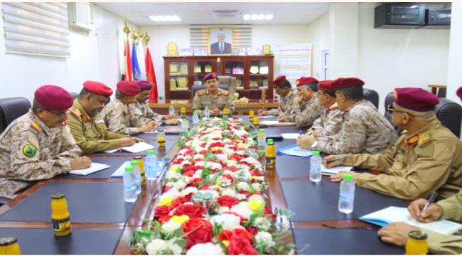 وزير الدفاع يجتمع بمساعديه ورؤساء الهيئات والتفتيش والرقابة ويؤكد الالتزام بالضوابط المنظمة للابتعاث  ...