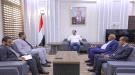 البكري يبحث مع شركة بحار الشرق إمكانية عرض مباريات كأس العالم عبر شاشات عملاقة في عدن ...