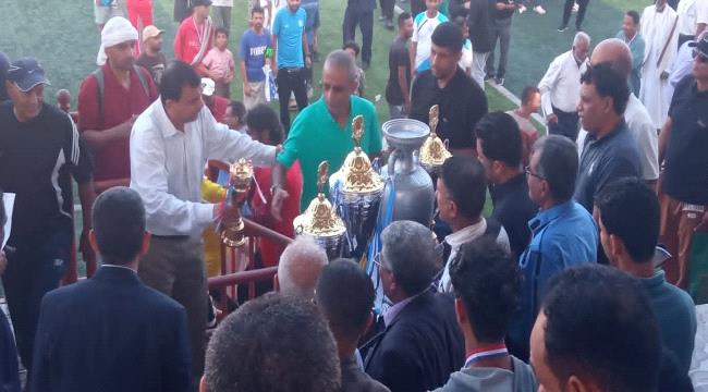 عاجل / وزارة الشباب والرياضة تتوج بطلاً لكأس عدن للكرة الخماسية ...