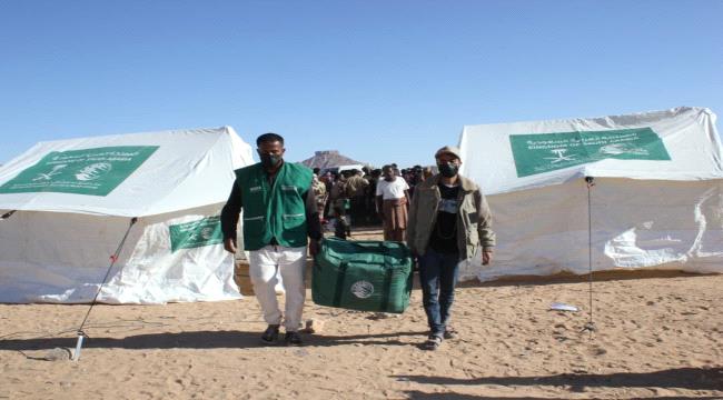 بدعم مركز الملك سلمان.. الفرقة أولى طوارئ تدشن توزيع خيام إيوائية وسلال غذائية لإغاثة متضرري حريق مخيمات العبر