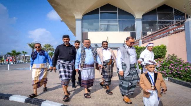 مدير عام مطار عدن الدولي يتفقد سير العمل ويهنئ المناوبين بمناسبة العيد