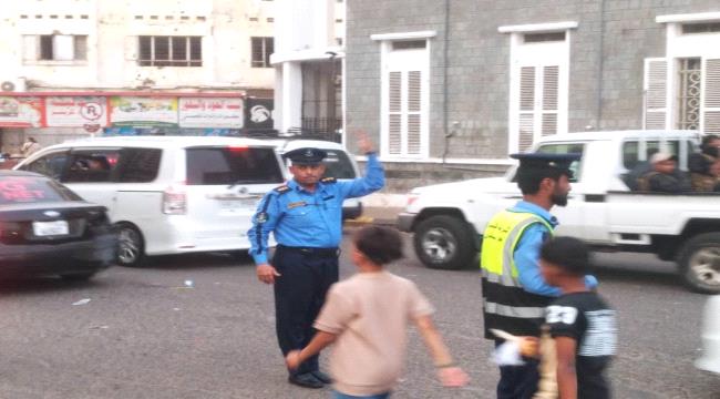 شرطة السير بعدن تنجح في تنظيم الحركة خلال رمضان وتكثف انتشارها في العيد