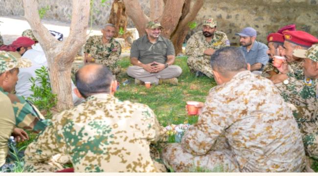 عضو مجلس القيادة طارق صالح يعقد لقاء معايدة مع عدد من قيادات محور الحديدة ...