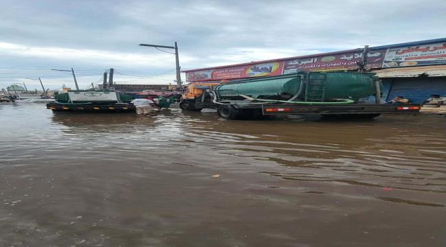 بتوجيهات محافظ العاصمة عدن .. لليوم الثاني مدير عام مديرية الشيخ عثمان يتفقد أعمال شفط مياه الأمطار ...