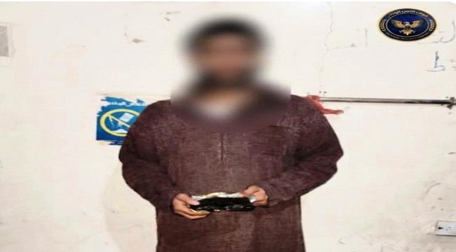قوات طوق العاصمة عدن تضبط متهماً بحوزته نصف كيلو حشيش في منفذ العلم ...