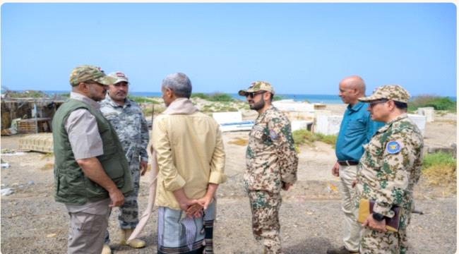 طارق صالح يتفقد المناطق المتضررة من السيول في ريف المخا ويوجّه بتكثيف الدعم للمنكوبين ...