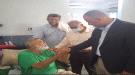 المدير العام لصندوق النظافة بعدن يزور العامل بركان في مستشفى الجمهورية ويوجه بمتابعة حالته الصحية ...