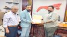 محافظ عدن و صندوق النظافة يكرمان مدير عام شركة النفط بعدن د. صالح الجريري ...