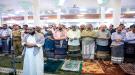 عضوا مجلس القيادة الرئاسي العليمي والصبيحي ورئيس الوزراء وزير الخارجية يؤدون صلاة عيد الأضحى مع جموع المصلين ف...