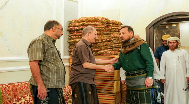 محافظ العاصمة عدن يؤدي واجب العزاء لأسرة المهندس فتحي السقاف ...