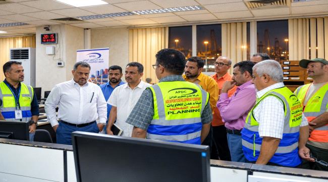 مدير عام شركة عدن لتطوير الموانئ يتفقد سير العمل ويؤكد استمرار الحركة الملاحية عقب استهداف معاشيق ...