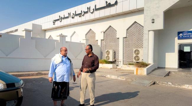 عضو مجلس القيادة محافظ حضرموت يتفقد موقع الاستهداف في مطار الريان الدولي ويدين الاعتداء على الأعيان المدنية ...