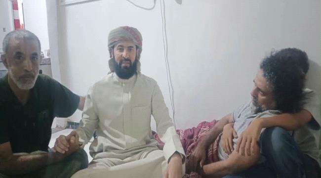 محافظ أبين يزور القائد أبو همام في أحد مستشفيات عدن ويطمئن على صحته ...