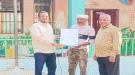 ثانوية النهضة بنين تكرّم حارسها سمير سيف تقديرًا لجهوده وإخلاصه في العمل ...