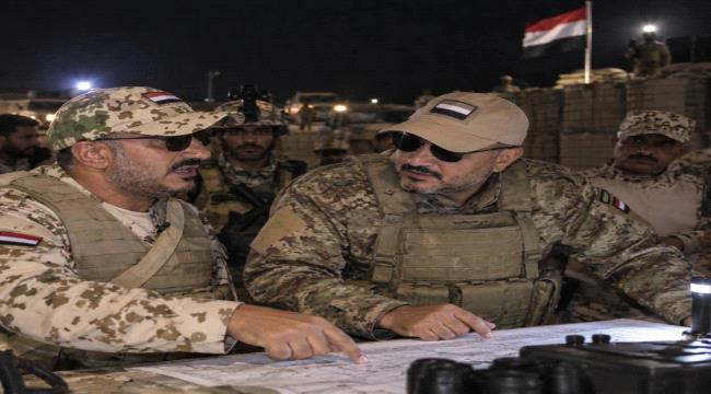 وضاح الدبيش: طارق صالح يتفقد مواقع القتال ليلًا ويطلع على جاهزية القوات