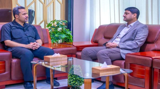 محافظ لحج والمدير التنفيذي لشركة النفط اليمنية يبحثان الوضع التمويني بالمحافظة ...